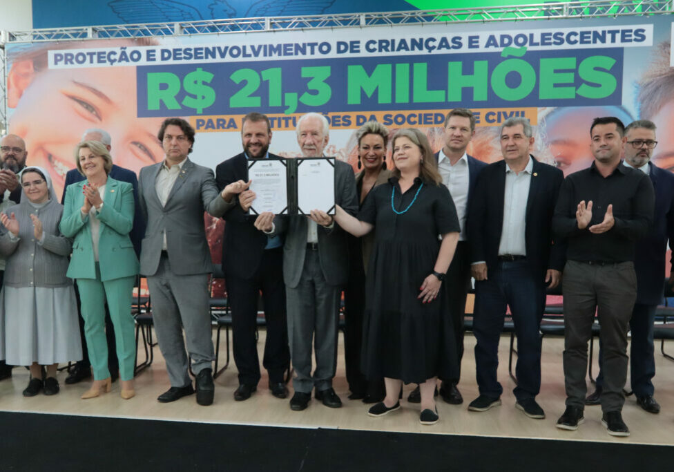 O governador em exercício Darci Piana assina  nesta terca-feira  (14), repasse de R$ 20.588.583,90 do Fundo Estadual para Infância e Adolescência - FIA/PR
para 259 Organizações da Sociedade Civil   Curitiba, 14/05/2024 -  Foto: Geraldo Bubniak/AEN